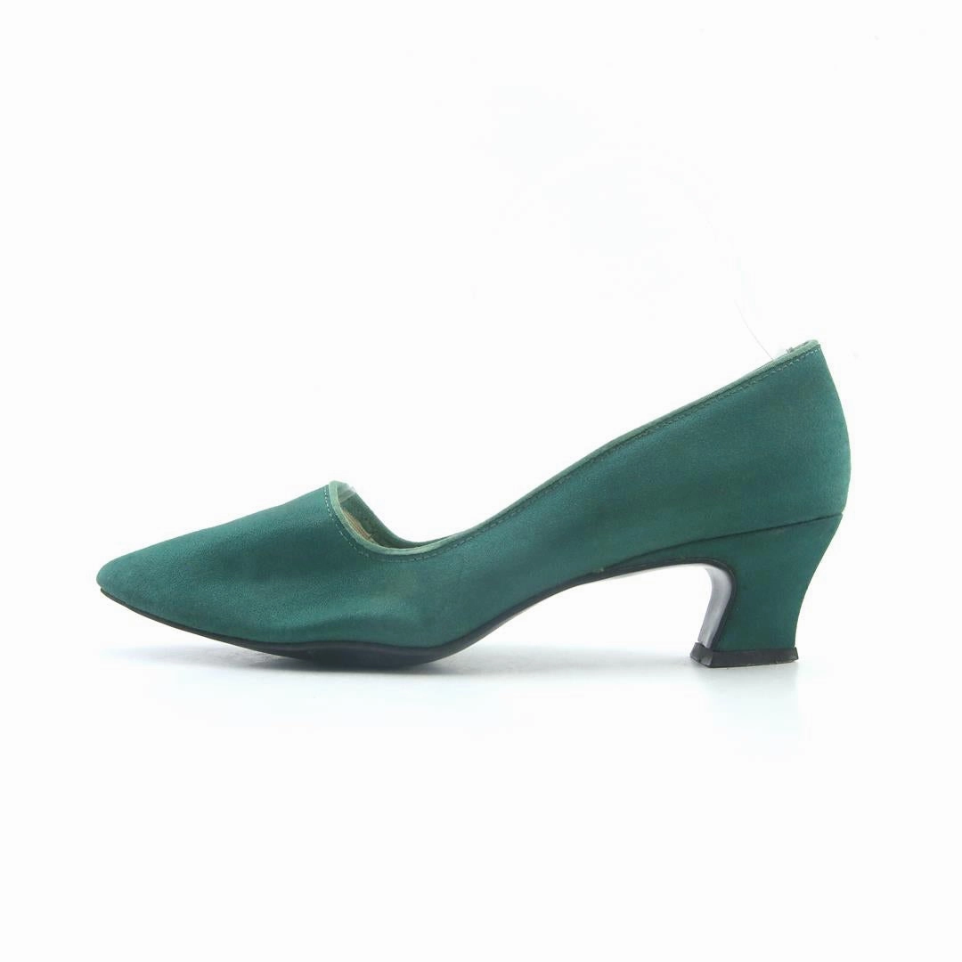 Wears High Heels Wears Sneakers STUDIO.6 .