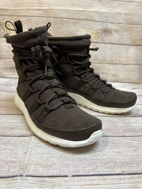 Nike No Lace Shoes Shoes Athletic By Nike In Brown, Size: 9.5