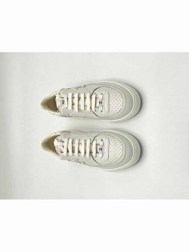 Revolve Sneakers CC Logo Calfskin Low Top Sneakers White Chanel