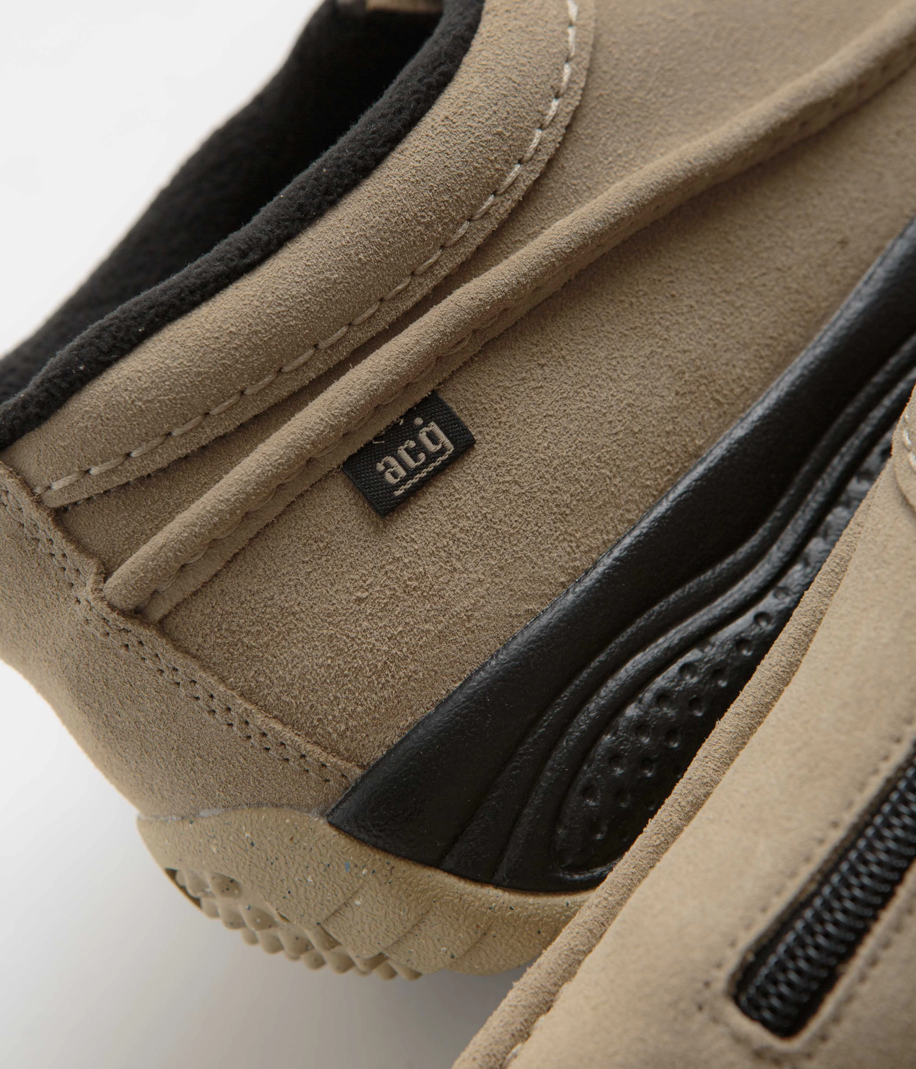 Silver Nike Shoes Nike ACG Izy Shoes - Khaki / Limestone - Black - Limestone