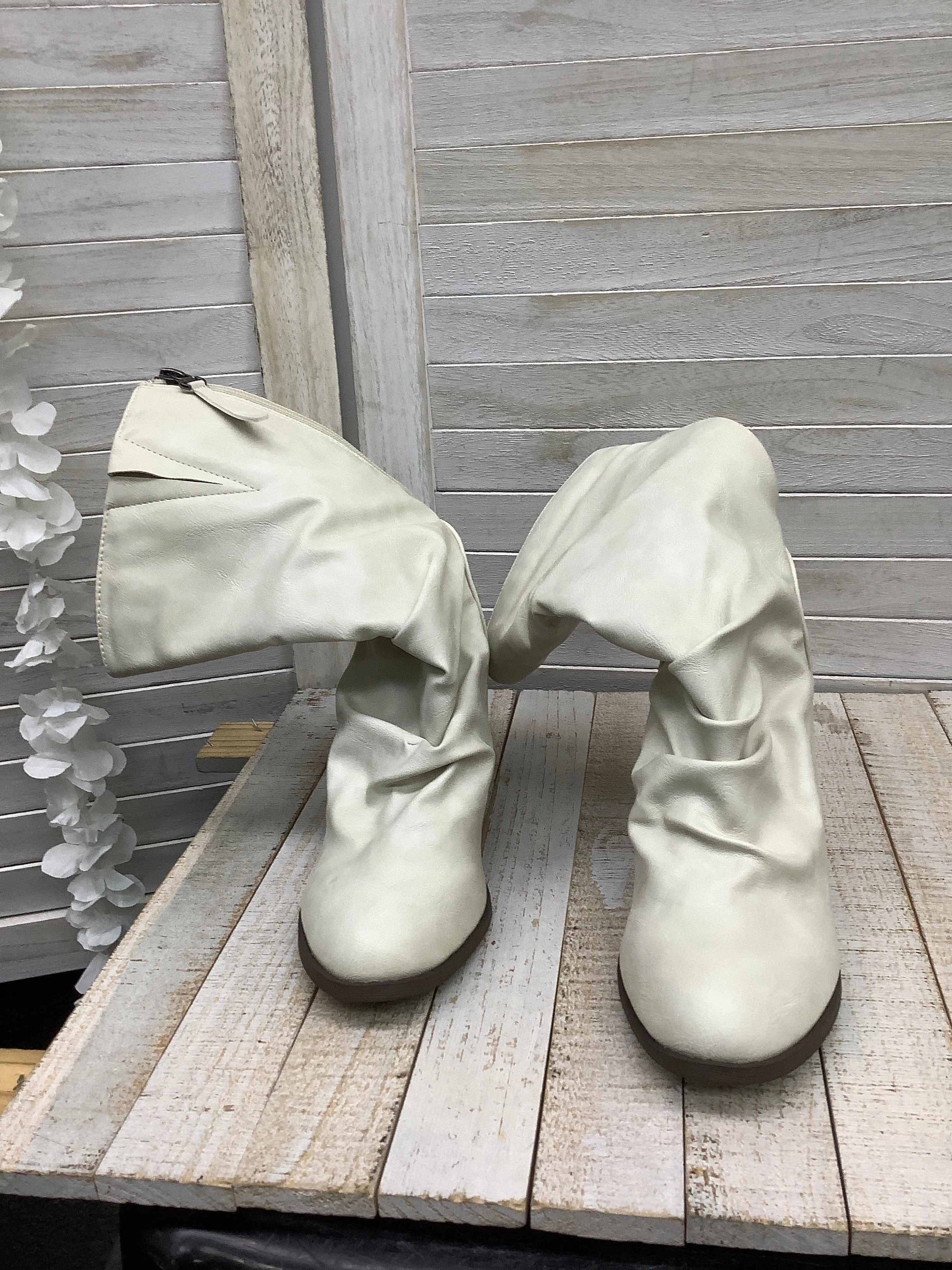 Boots Mid-calf Flats By Clothes Mentor  Size: 5.5 Sabrina Carpenter Boots