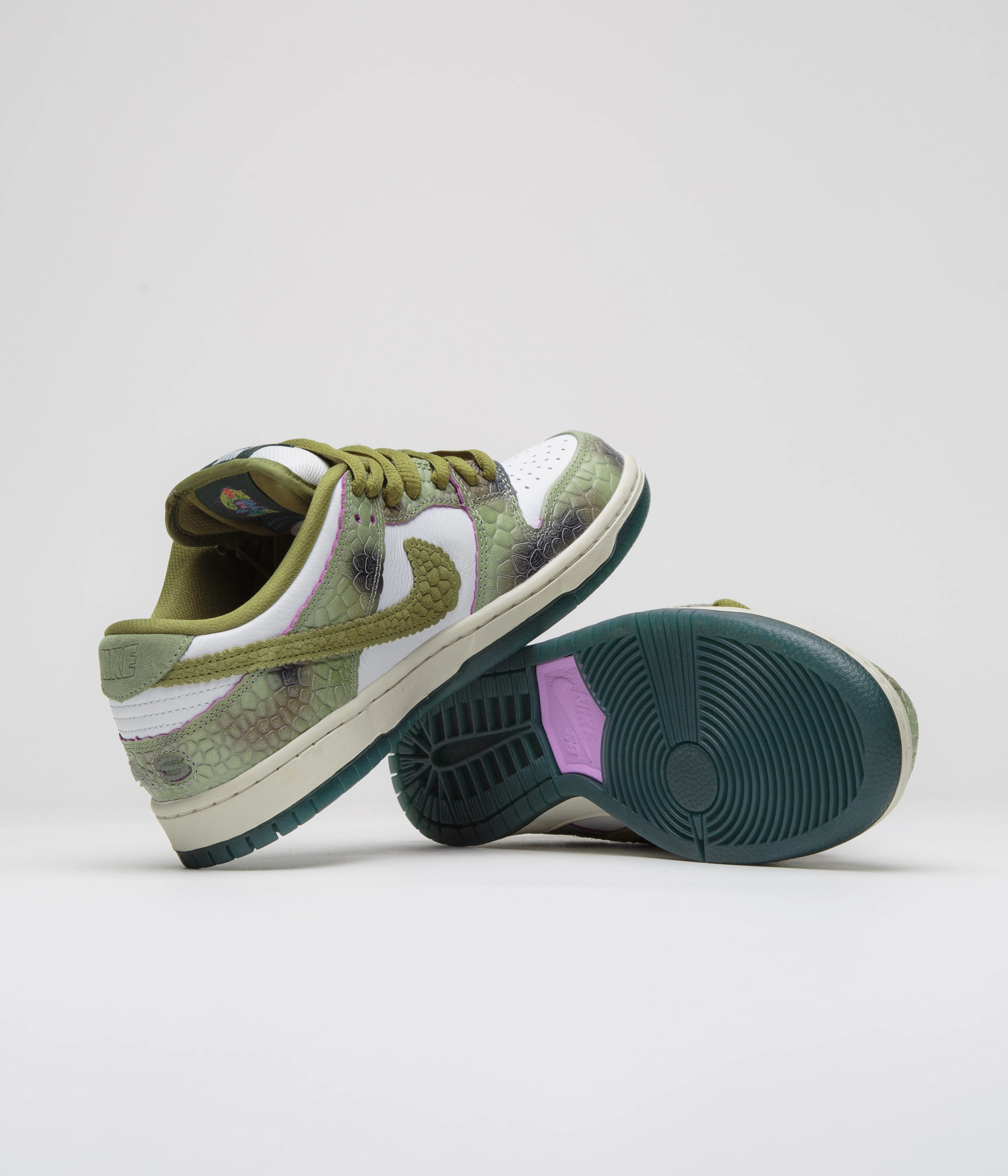 Nike Air Zoom Pegasus Road Running Shoes Nike SB x Alexis Sablone Dunk Low Pro 'Chameleon' Shoes - Oil Green / Desert Moss - White