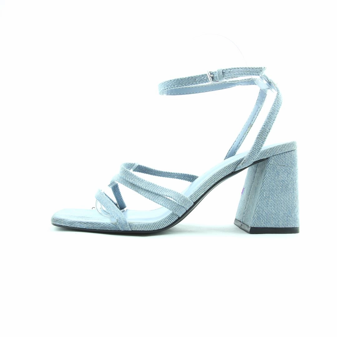 PULL & BEAR . High Heels Lyrics