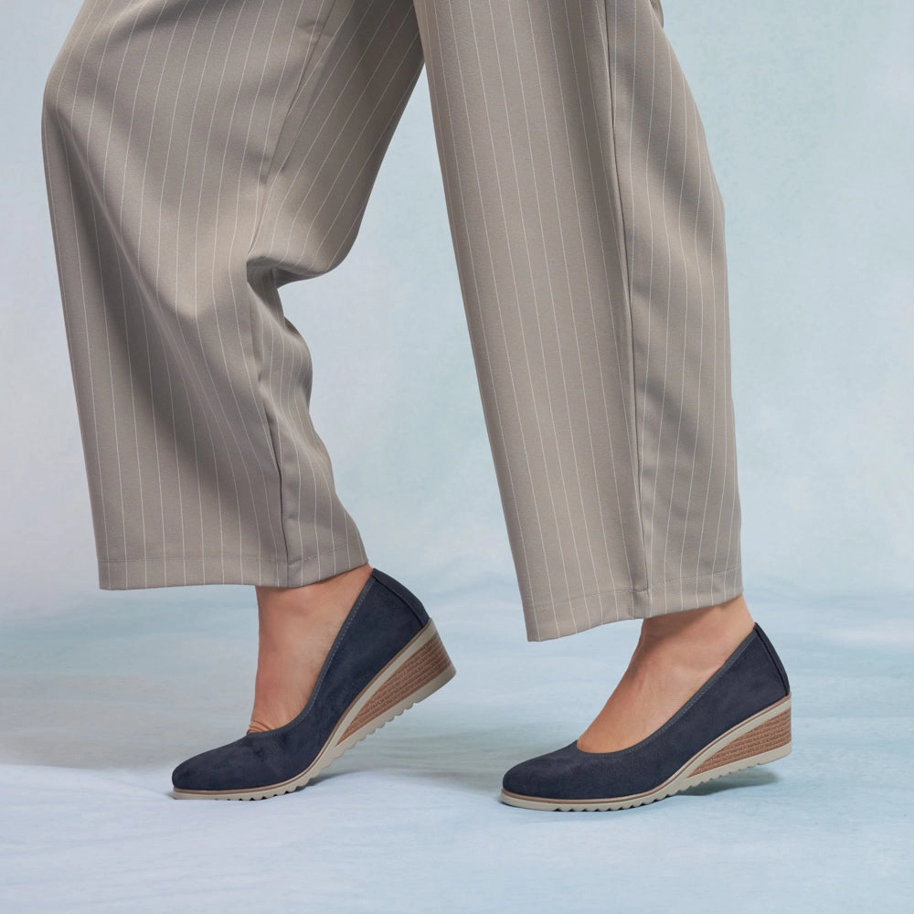 SAMUELLE Beige Shoes With Navy Dress