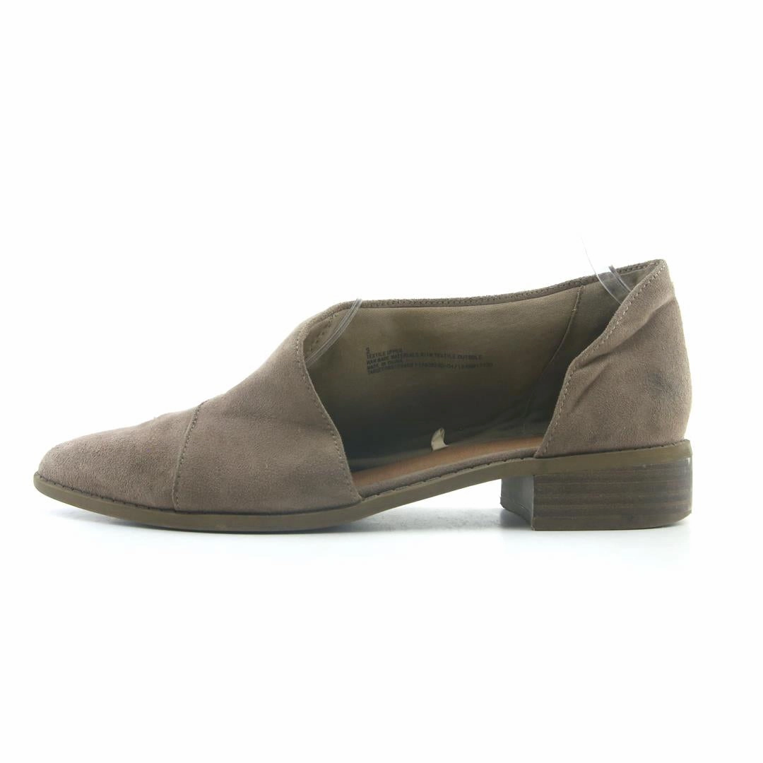 UNIVERSAL THREAD . High Heel Shoe Vector