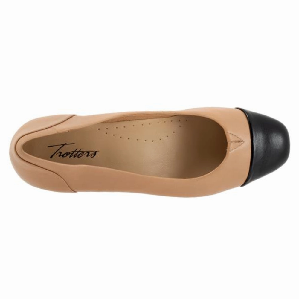 Trotters Daisy Beige/Black Leather Pump (Women's)