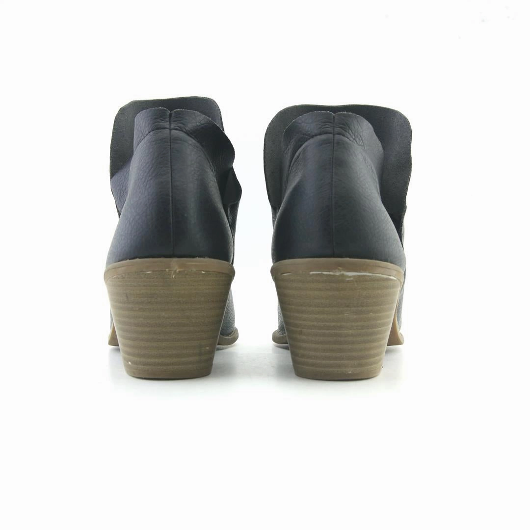 High Heels In Jeans UNIVERSAL THREAD .