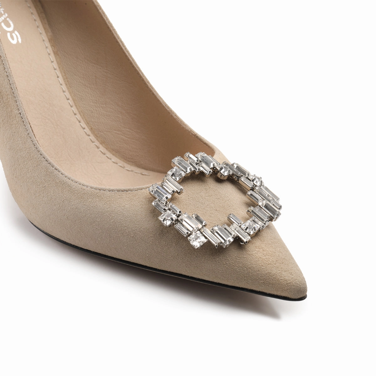 Bill Blass Flyknit Dress Shoe Womens Beige Suede Leather Brooch Pump